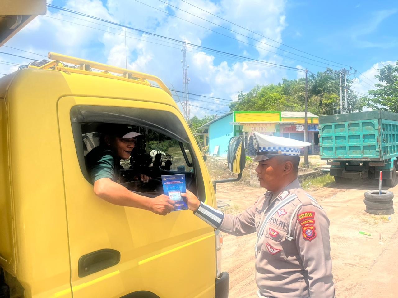 Pembagian Brosur Keselamatan Berlalu Lintas Kepada masyarakat.
