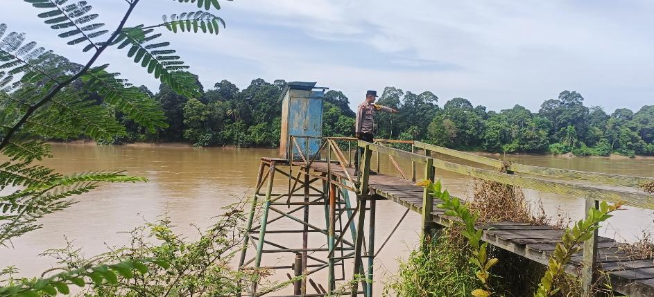 Deteksi Banjir, Polsek Tewang Sangalang Garing dan Pulau Malan Cek Ketinggian Debit Air