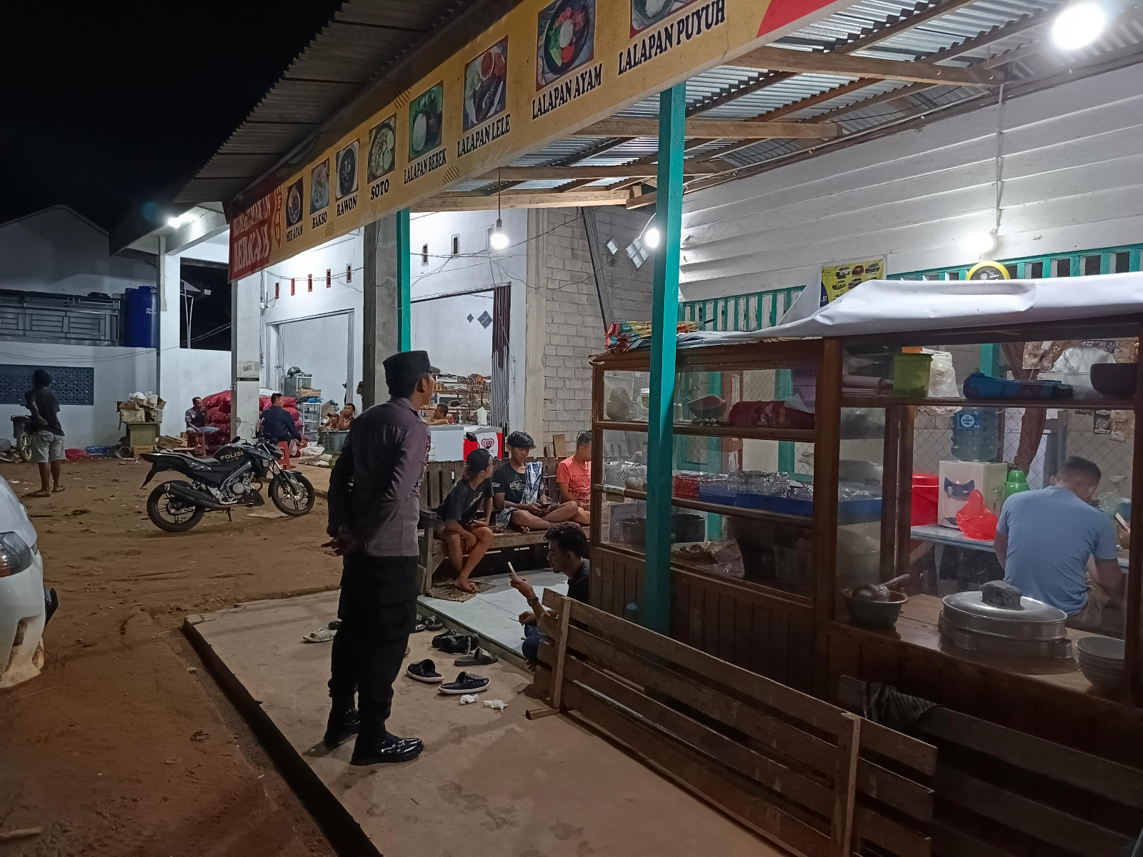 Piket Polsek Delang Sambangi Pedagang, Jalin Kedekatan dengan Masyarakat