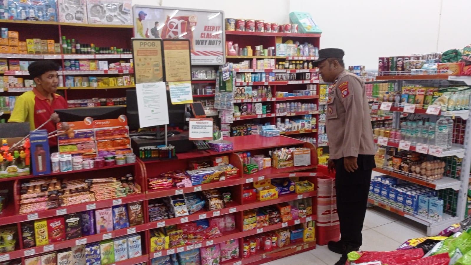 Piket Polsek Sambangi dan Silaturahmi Ke Pedagang