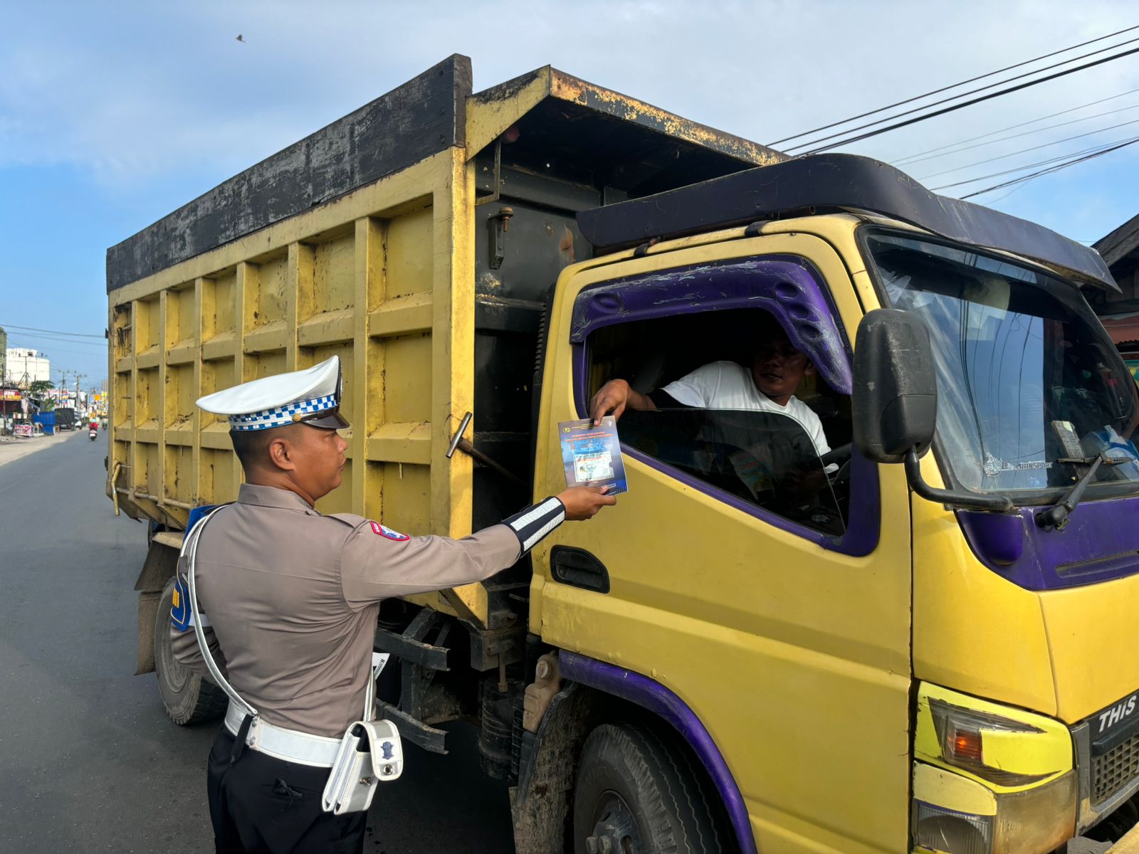 Pembagian Brosur Keselamatan Berlalu Lintas Kepada masyarakat.