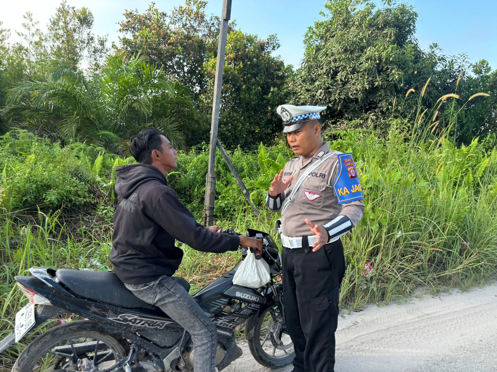 Tidak Menggunakan Helm Saat Berkendara Personel Satlantas Berikan Teguran Humanis.