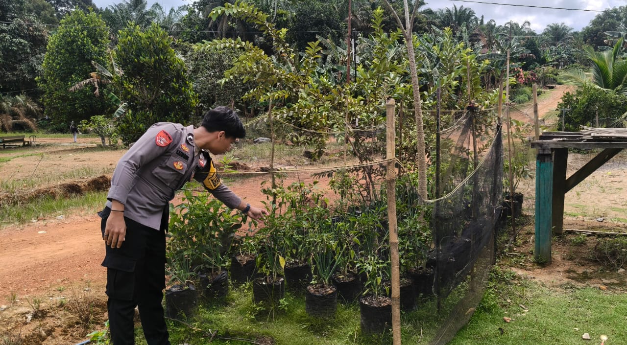 Dukung Ketahanan Pangan, Bhabinkamtibmas Polsek Sematu Jaya Silaturahmi ke masyarakat terkait Program Asta Cita Presiden RI