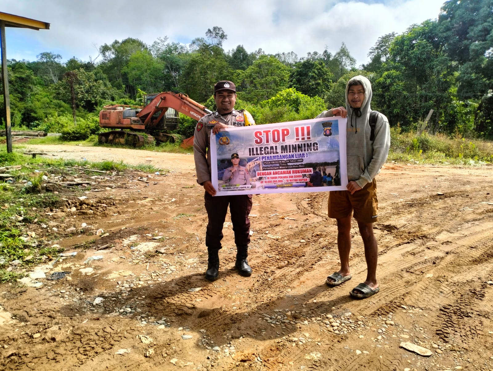 Personel melaksanakan sosialisasi Ilegal Mining, Polsek Marikit melakukan Sambang Warga masyarakat.