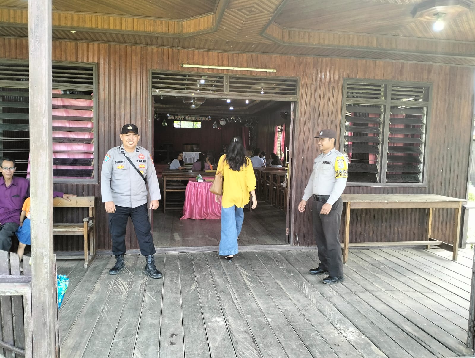 Personil Polsek Marikit Laks giat Patroli dan Pengamanan Ibadah Minggu Gereja – gereja diwilayah Kec Marikit, Kab. Katingan