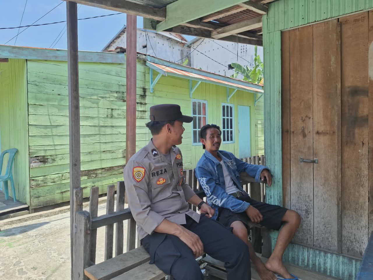 Bhabinkamtibmas Rutin Sambangi Warganya yang sedang beraktivitas di lingkungan perumahan warga Kel. Pegatan Hilir.