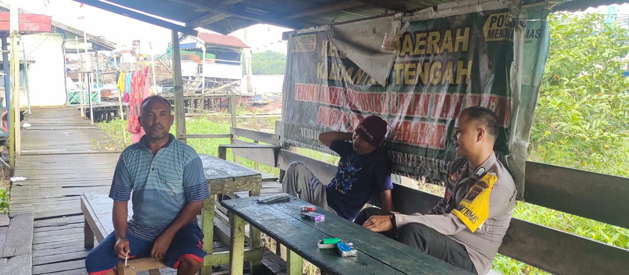 Sampaikan pesan Kamtibmas, Bhabinkamtibmas Polsek Katingan Kuala sambangi Warga.