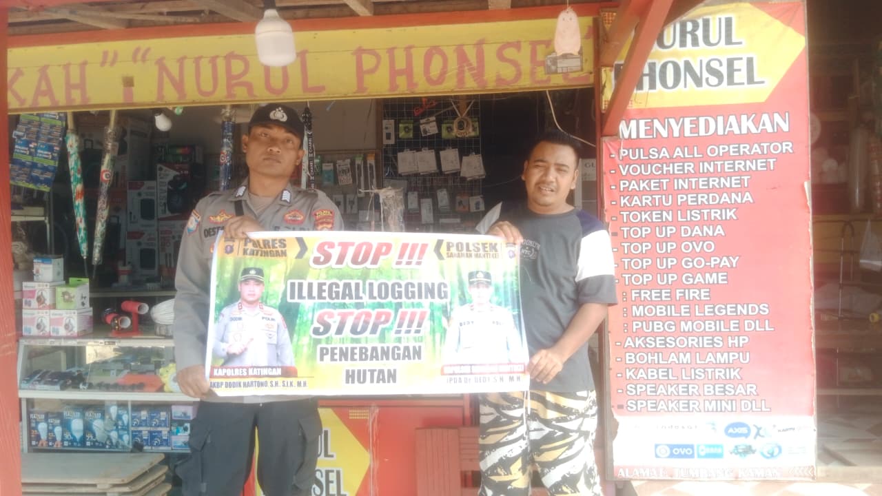 Bhabinkamtibmas laksanakan Sosialisasi kan tentang larangan dan sangsi Pidana bagi pelaku Ileggal Logging kepada masyarakat di Desa Binaan.