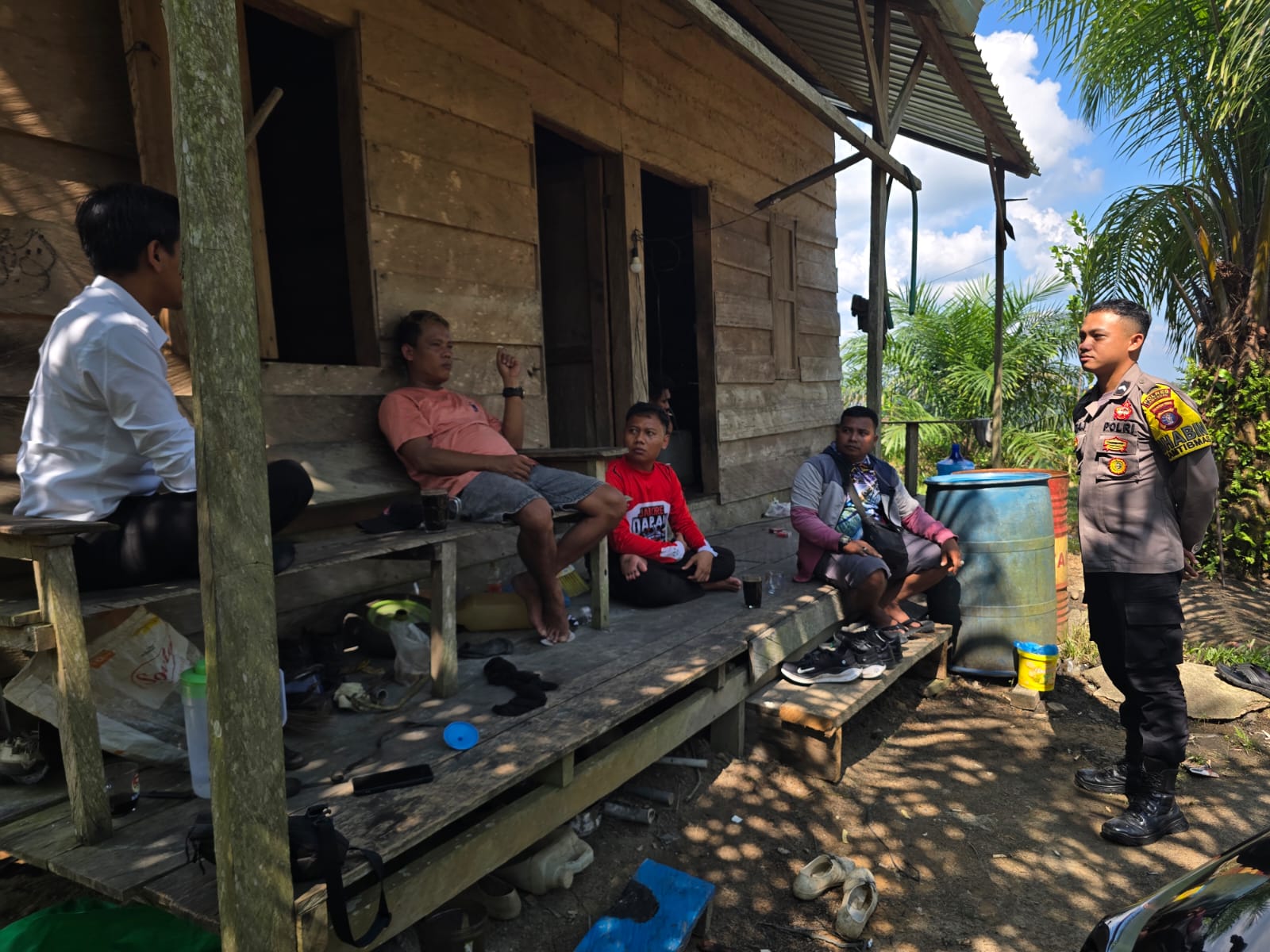 Bhabinkamtibmas Polsek Lamandau Sambangi Warga yang Sedang Bersantai, Pererat Silaturahmi dan Sampaikan Pesan Kamtibmas