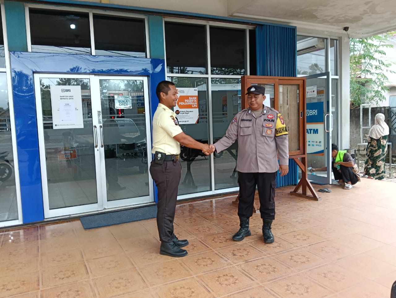 Piket Polsek Patroli dan Silaturahmi dengan Satpam Bank BRI
