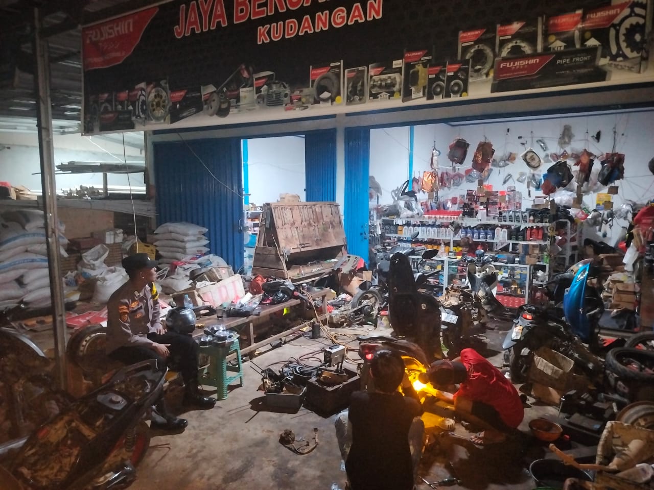Piket Polsek Delang Jalin Kedekatan dengan Masyarakat di Tengah Aktivitas