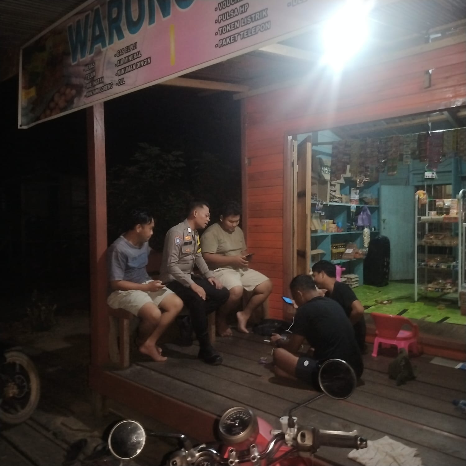 Bhabinkamtibmas Polsek Delang Sosialisasikan Tentang Layanan Hotline 110 kepada Masyarakat