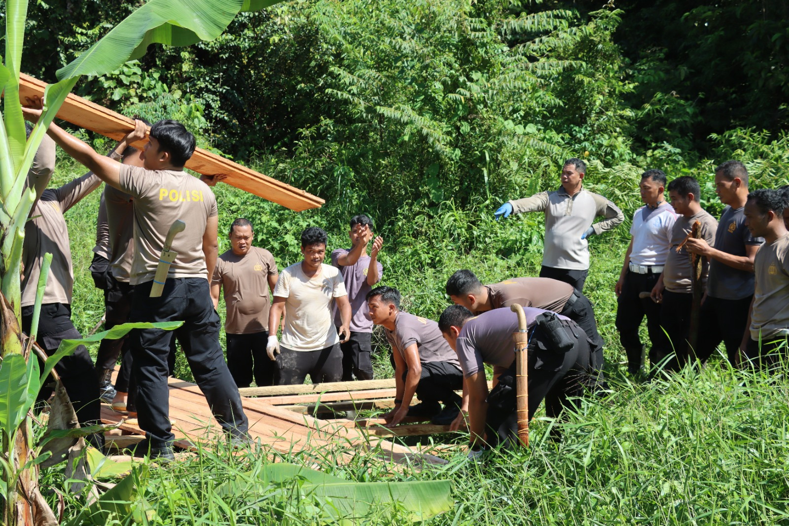 Jaga Kebersihan dan Ketahanan Pangan, Kapolres Lamandau Turun Langsung Pimpin Kurve dan Panen Singkong