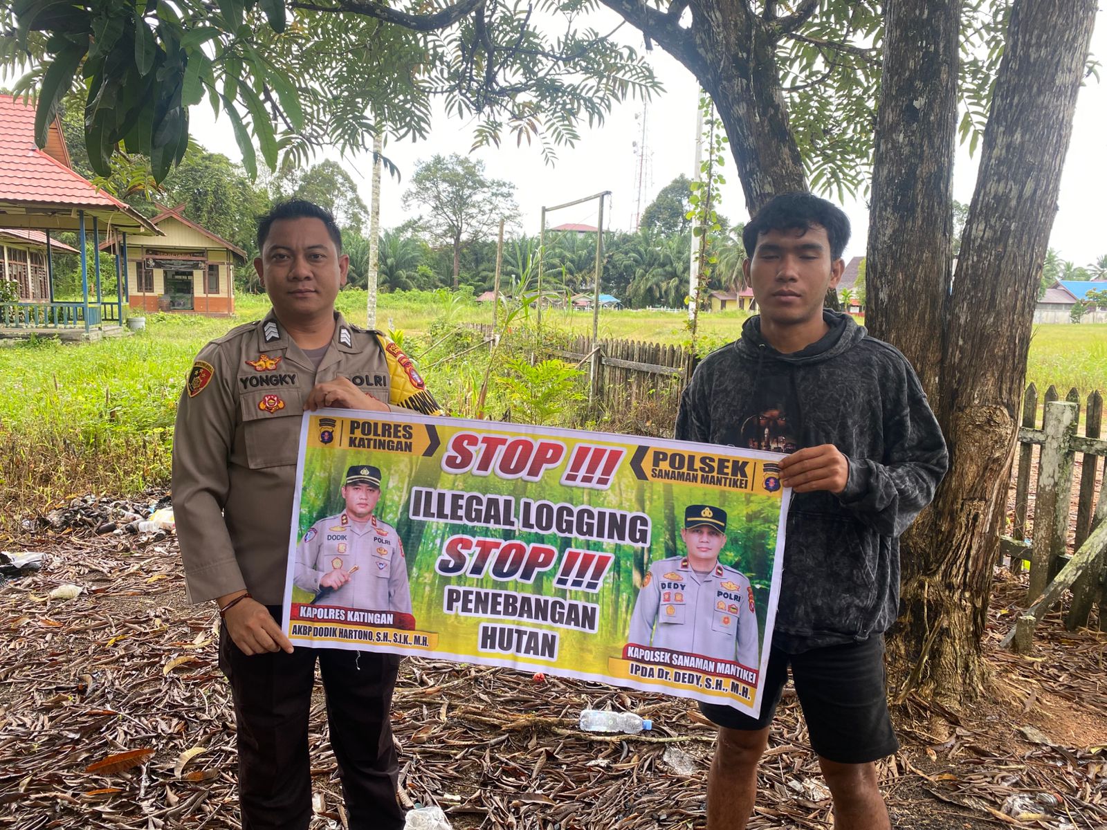 Bhabinkamtibmas laksanakan Sosialisasikan tentang larangan dan sangsi Pidana bagi pelaku Ileggal Logging kepada masyarakat di  Desa Binaan.