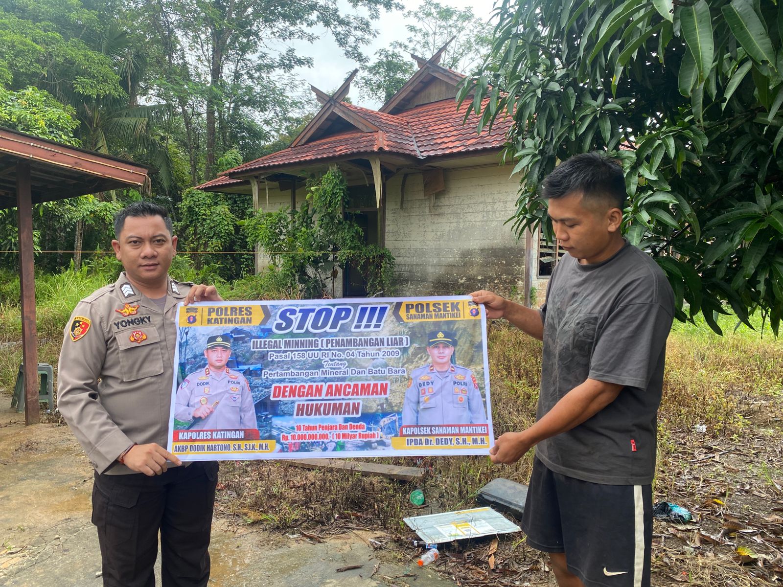 Personel Bhabinkamtibmas Polsek Sanaman Mantikei Brigpol Yongky, S.H. melaksanakan sosialisasi tentang larangan terhadap pelaku Illegal Mining kepada masyarakat di Desa Tumbang Atei