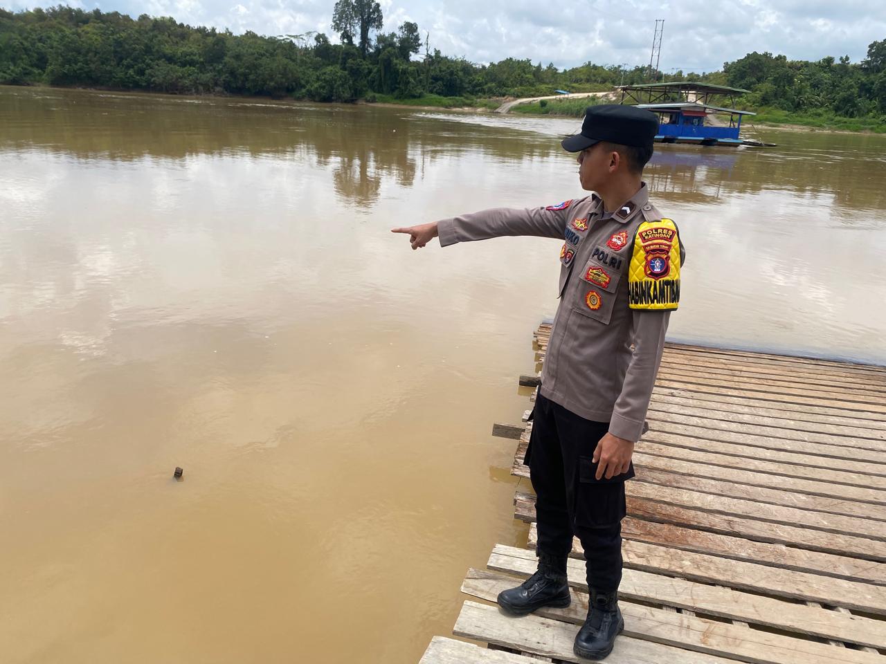 Deteksi Banjir, Polsek Tewang Sangalang Garing dan Pulau Malan Cek Ketinggian Debit Air