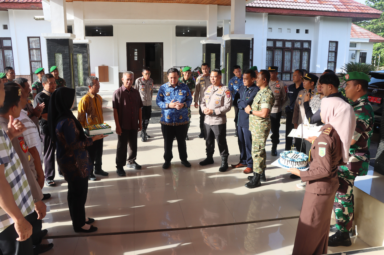 Hangat dan Penuh Keakraban, Kapolres Bersama Dandim, dan Forkopimda Lamandau Surprise Ulang Tahun Bupati