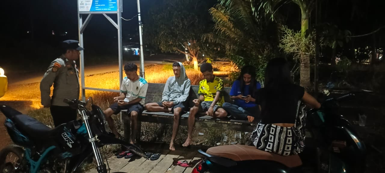 Personel Polsek Lamandau Sambangi Remaja secara Humanis dan Preventif, Saat Patroli Rutin Remaja sedang Nongkrong