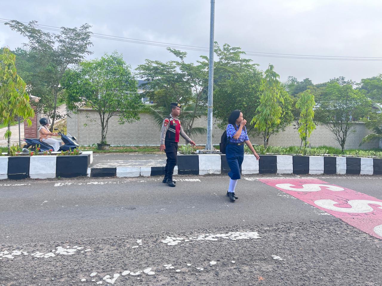 Pagi Hari Lebih Aman, Samapta Polres Lamandau Dampingi Anak Sekolah Menyeberang