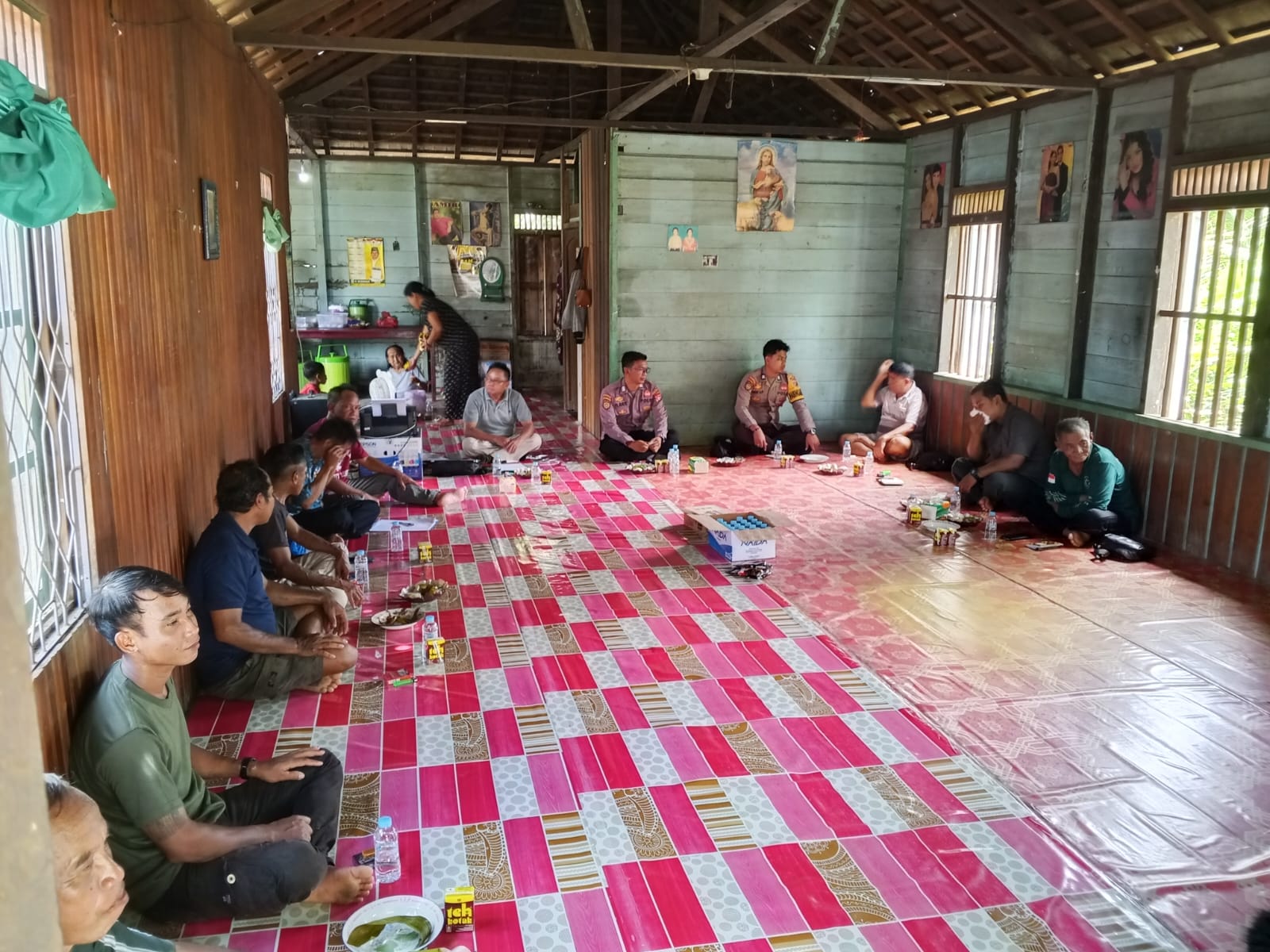 Bhabinkamtibmas Polsubsektor Menthobi Raya Hadiri RAT Koperasi Tanah Pusaka Bersama di Desa Lubuk Hiju