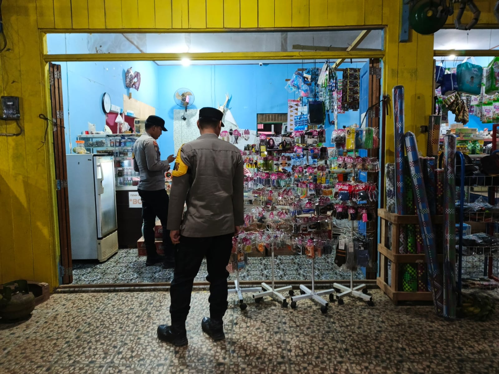 Melalui Silaturahmi, Personel Polsek Lamandau Kenalkan Layanan Darurat 110 kepada Masyarakat