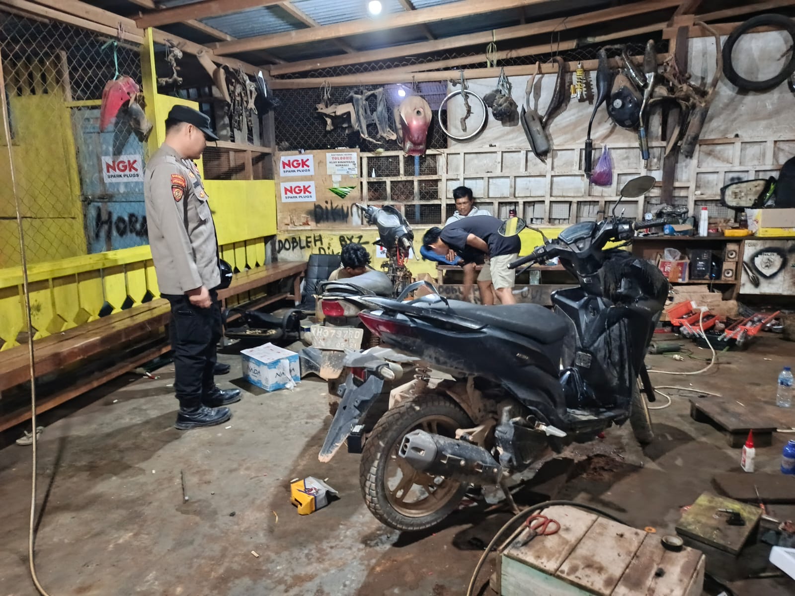 Sambang Bengkel Warga, Personel Piket Polsek Lamandau Ingatkan Pentingnya Kamtibmas