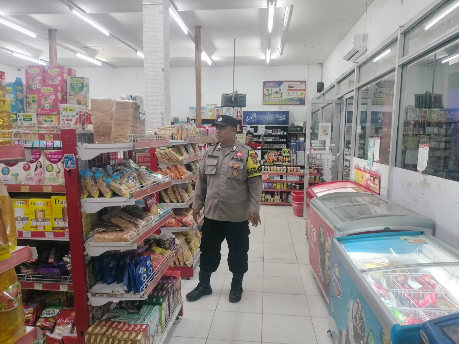 Piket Polsek Patroli kepertokoan diwilkum Polsek Sematu Jaya