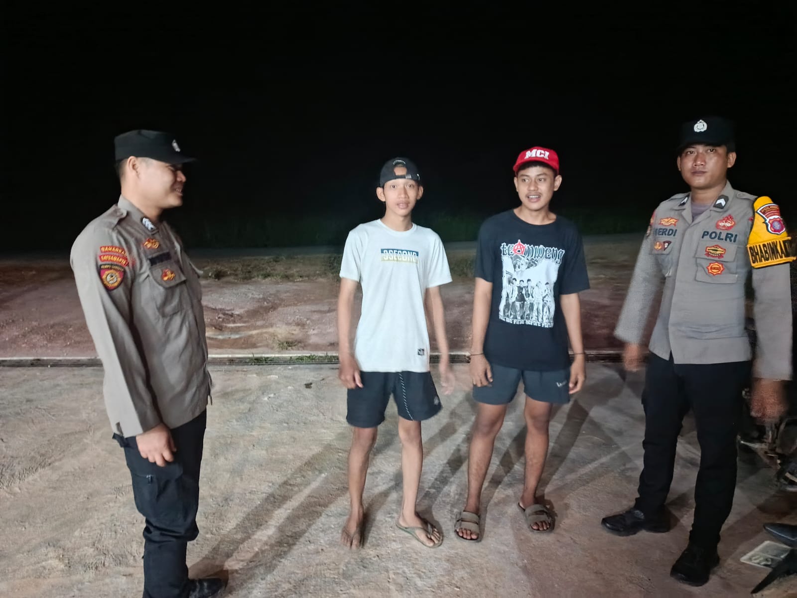 Ciptakan Situasi Aman, Piket Polsek Jalin Silaturahmi dengan Masyarakat