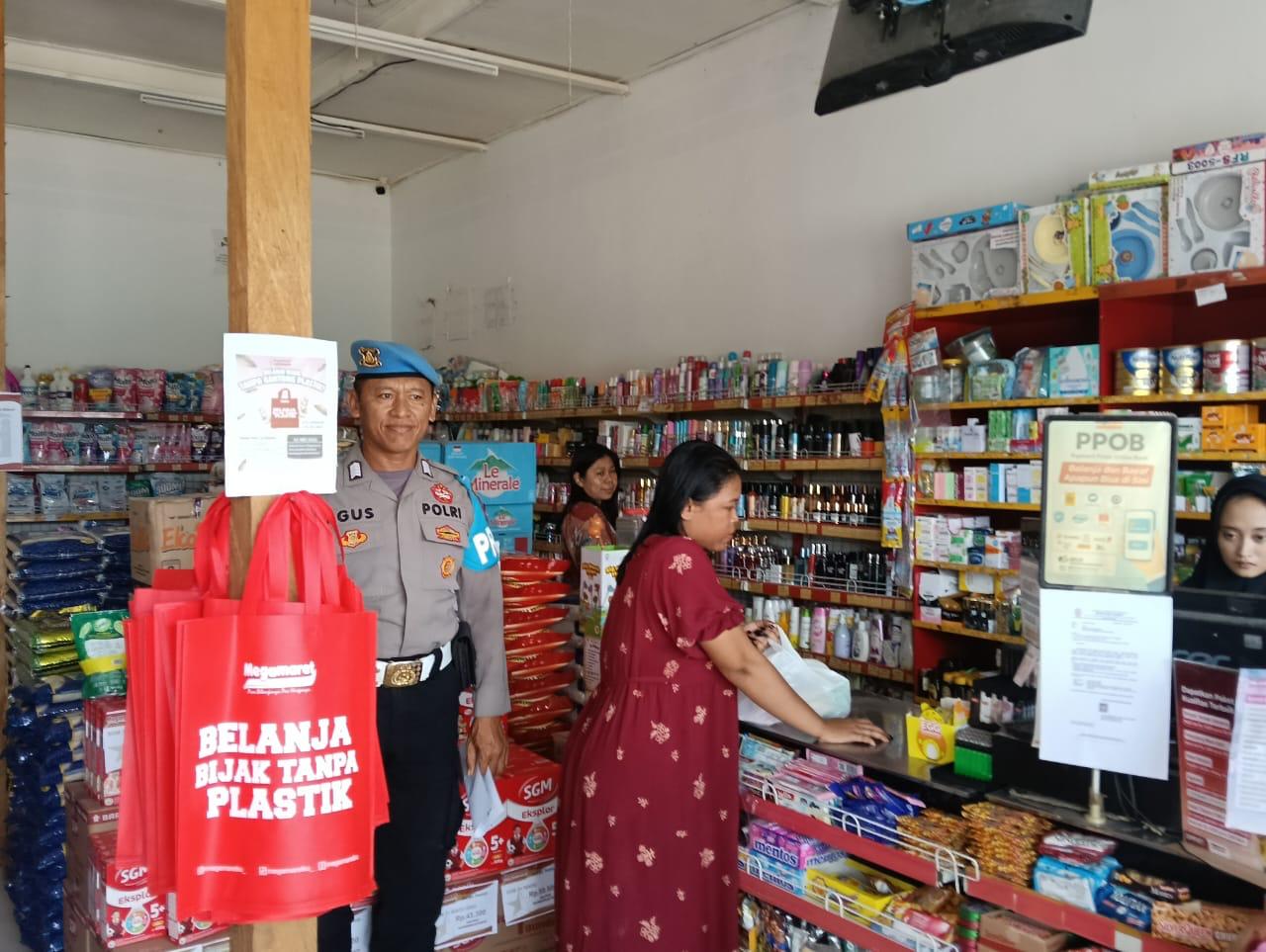 Anggota Polsek Sematu Jaya yang di pimpin langsung, Brigpol Gatot melaksanakan patroli dialogis di Megamart Kecamatan Sematu Jaya guna memelihara sitkamtibmas di wilayah Hukum Polsek Sematu Jaya