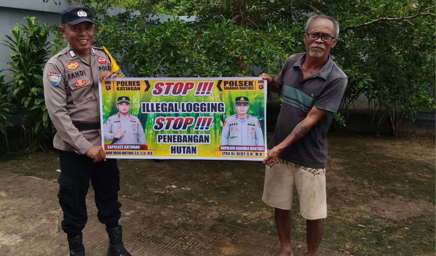 Bhabinkamtibmas laksanakan Sosialisasikan tentang larangan dan sangsi Pidana bagi pelaku Ileggal Logging kepada masyarakat di  Desa Binaan.