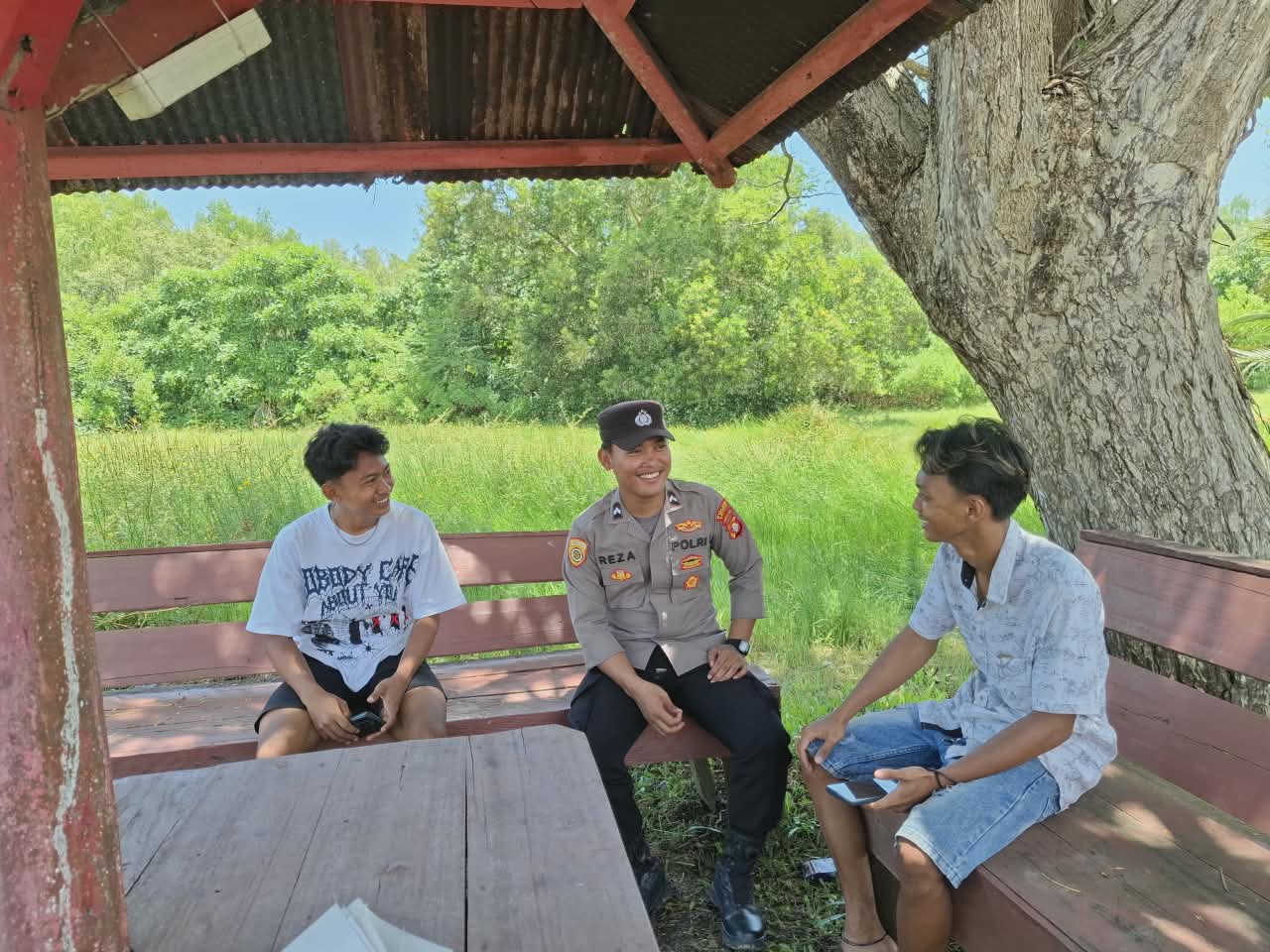 Bhabinkamtibmas Rutin Sambangi Warganya yang sedang beraktivitas di lingkungan perumahan warga Kel. Pegatan Hilir.