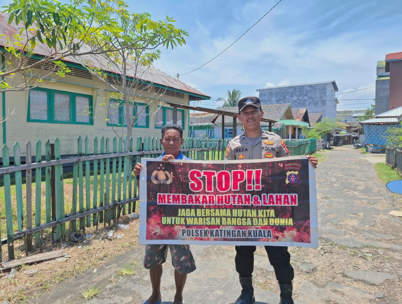 Polsek Katingan KualaBhabinkamtibmas Kel Pegatan Hilir Sosialisasi Himbauan tentang Karhutla Kepada petani.