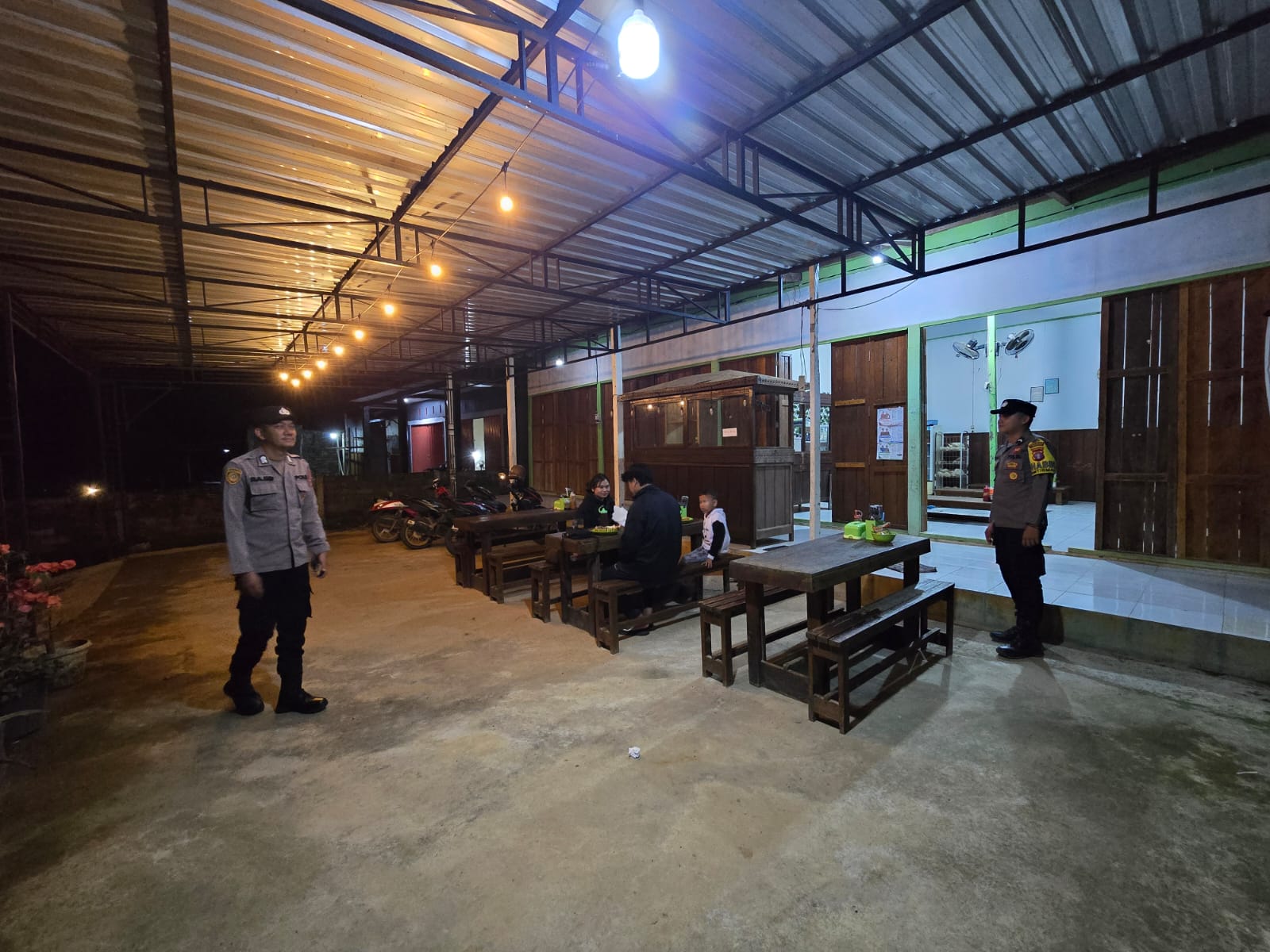 Personil Polsek Sambangi Warga yang Sedang Berkumpul untuk Jaga Kamtibmas