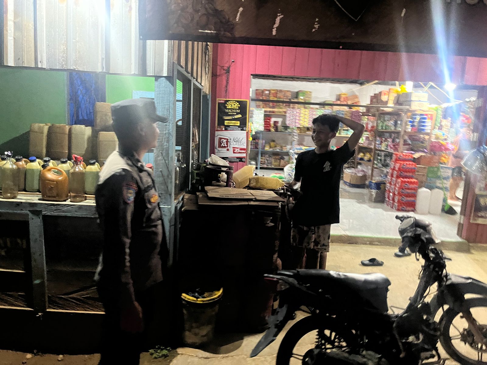 Personel Piket Polsek Lamandau Sambangi Warga, Sampaikan Imbauan Harkamtibmas