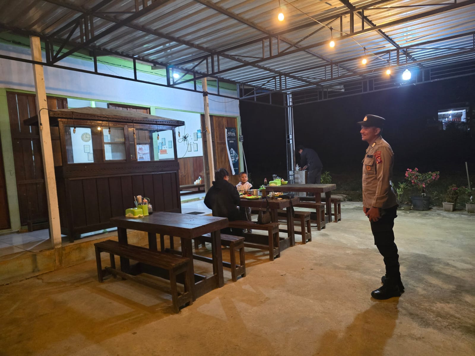 Personel Polsek Lamandau Sambangi dan Jalin Silaturahmi dengan Masyarakat, Sosialisasikan Layanan 110