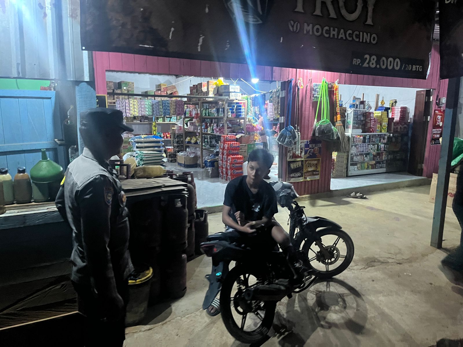 Piket Polsek Lamandau sambang dan Silaturahmi Ke Pedagang