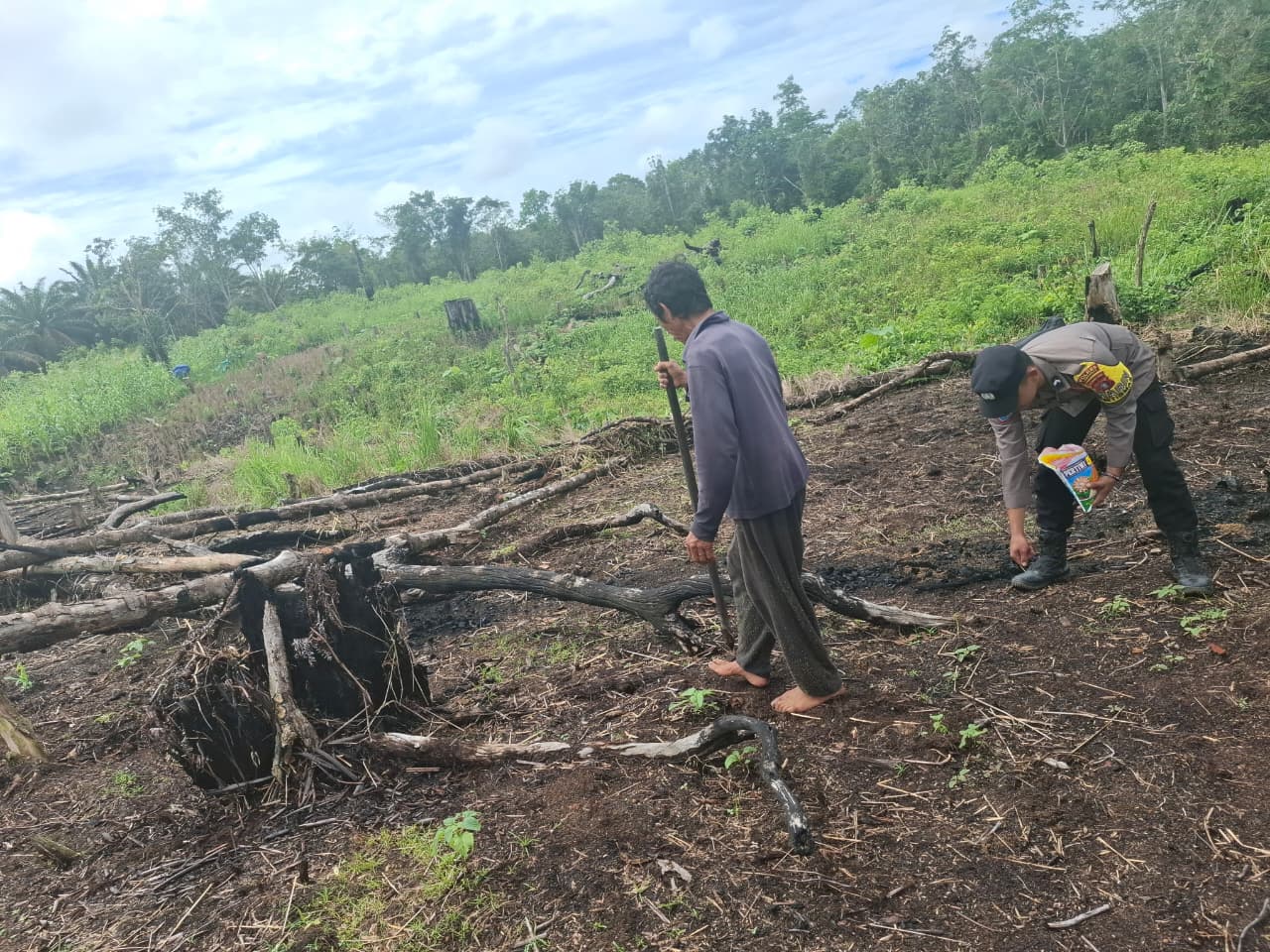Bhabinkamtibmas Bersama Warga Tanam Jagung Dukung Ketahanan Pangan