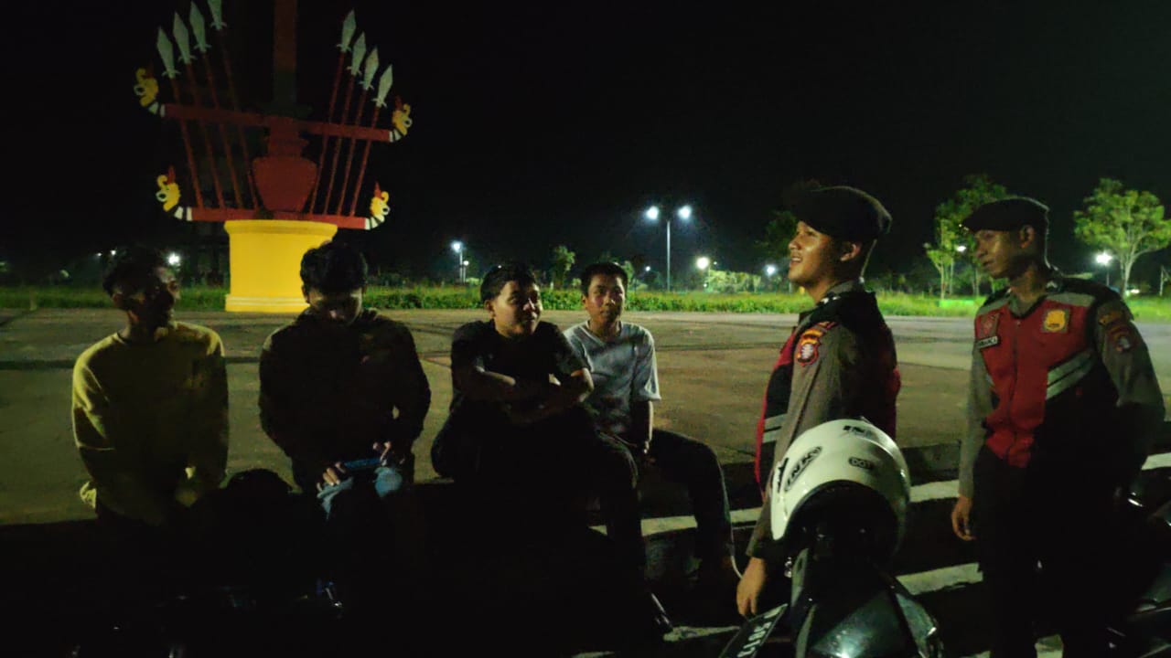 Ciptakan Situasi Aman, Samapta Sambangi Warga Nongkrong dan Sosialisasikan Layanan 110