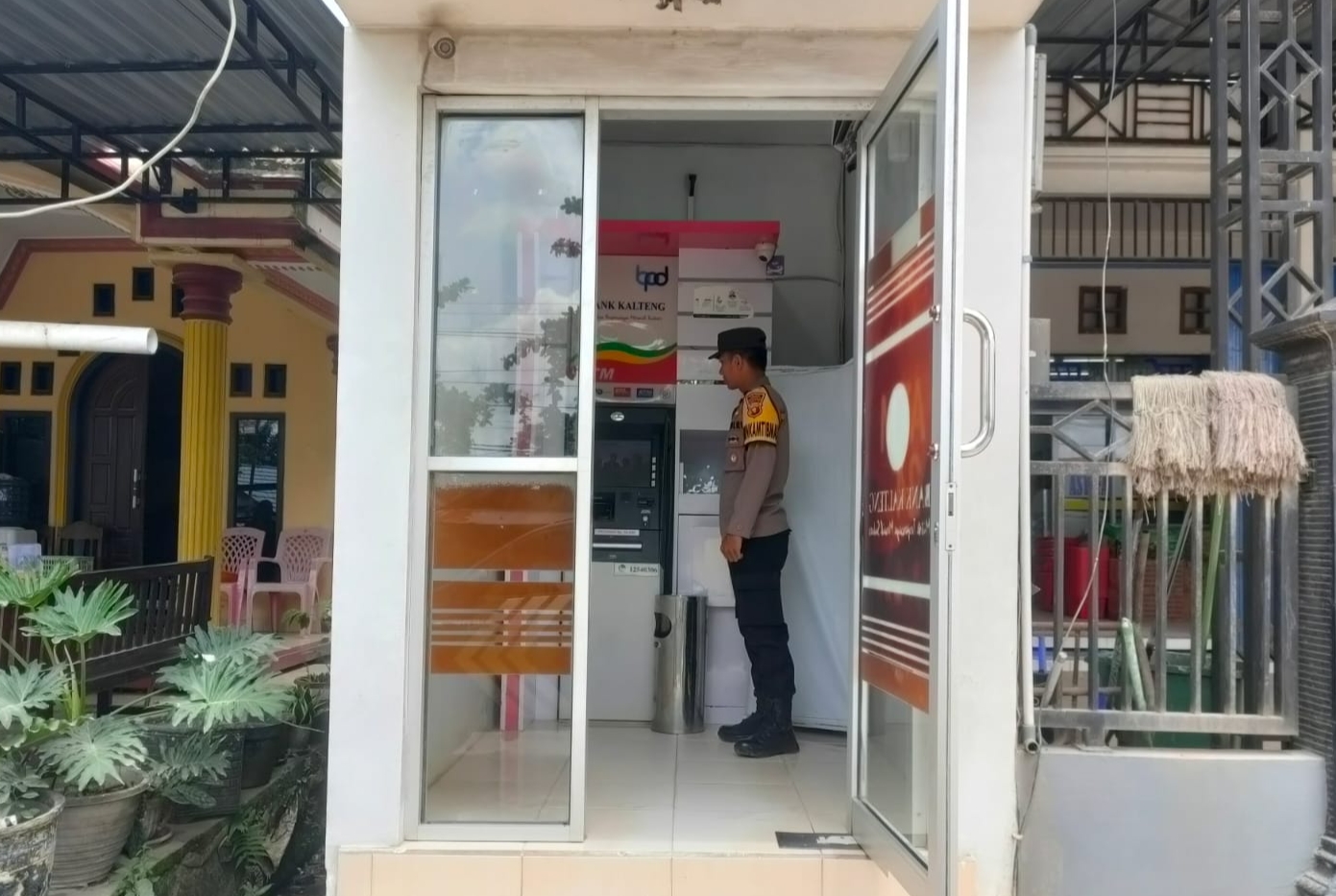 Sematu Jaya, Dalam rangka menjamin salah satu aktifitas warga dalam memenuhi kebutuhan sehari hari, anggota patroli Polsek Sematu Jaya melaksanakan patroli ke Megamart yang ada di wilayah Polsek Sematu Jaya