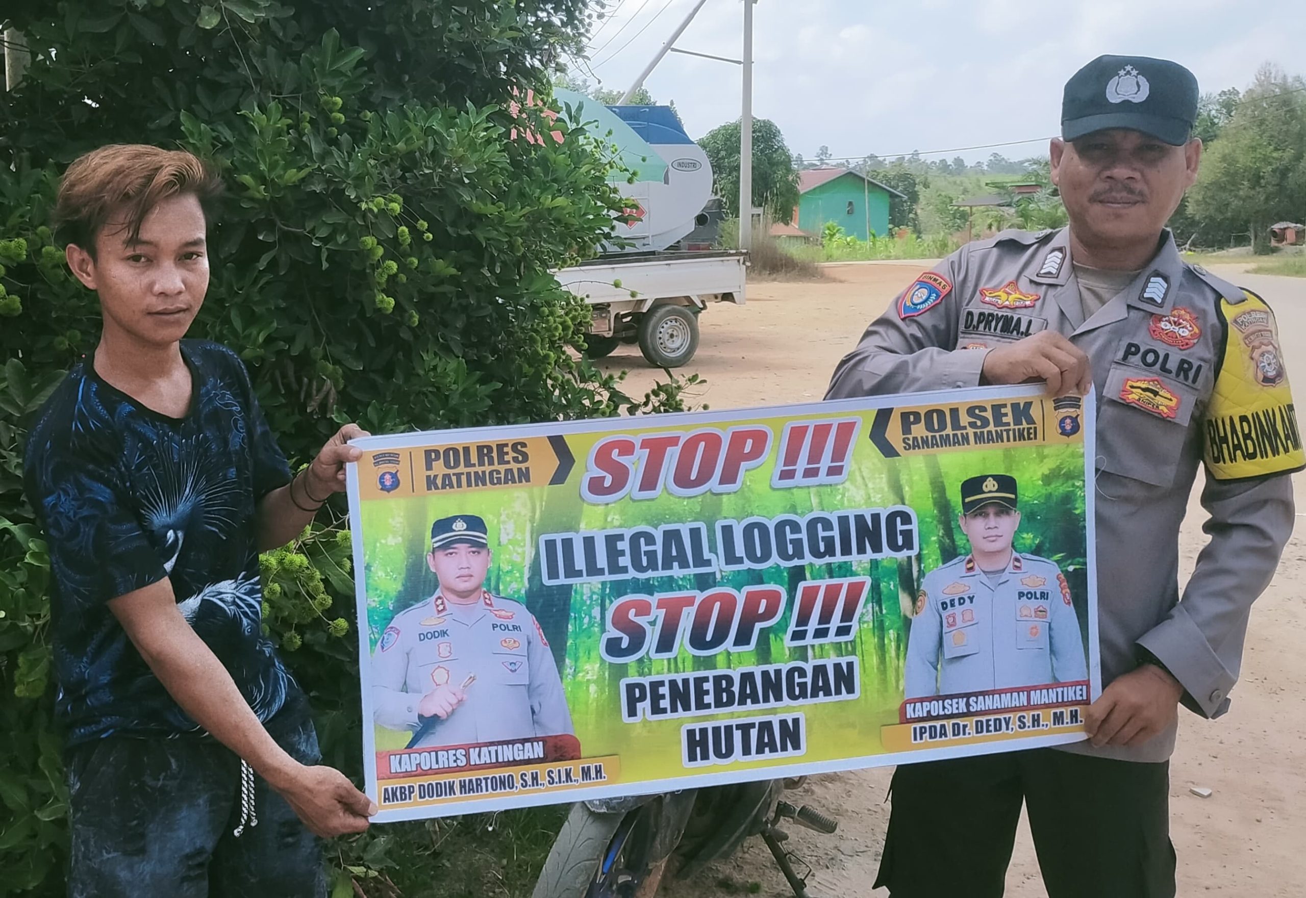 Bhabinkamtibmas laksanakan Sosialisasikan tentang larangan dan sangsi Pidana bagi pelaku Ileggal Logging kepada masyarakat di Desa Binaan.