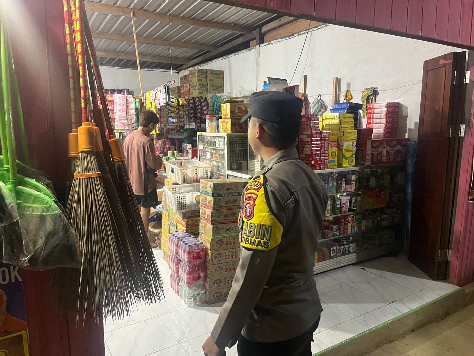 Personel Polsek lamandau melaksanakan sambang kerumah warga yang sedang santai