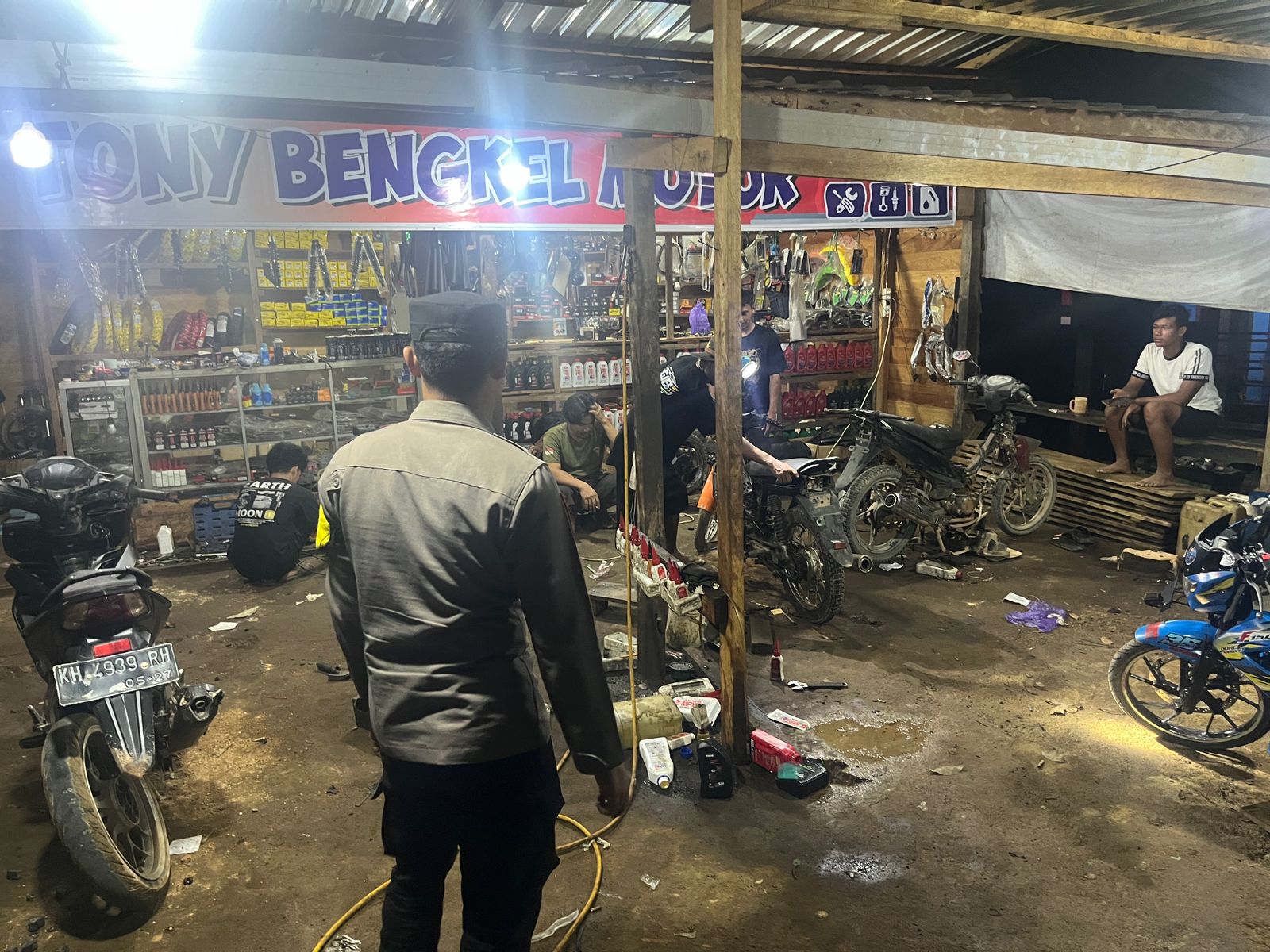 Dekat dengan Warga, Polsek Lamandau Sambangi Masyarakat yang Sedang Berbelanja