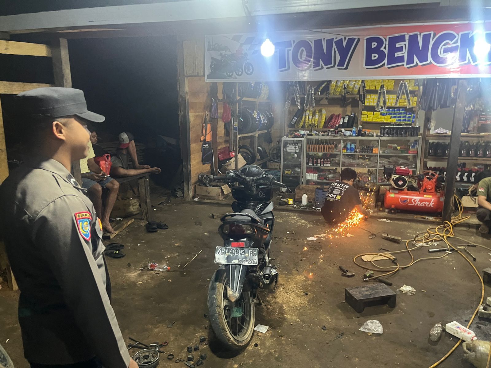Sambang Bengkel Warga, Personel Piket Polsek Lamandau Ingatkan Pentingnya Kamtibmas