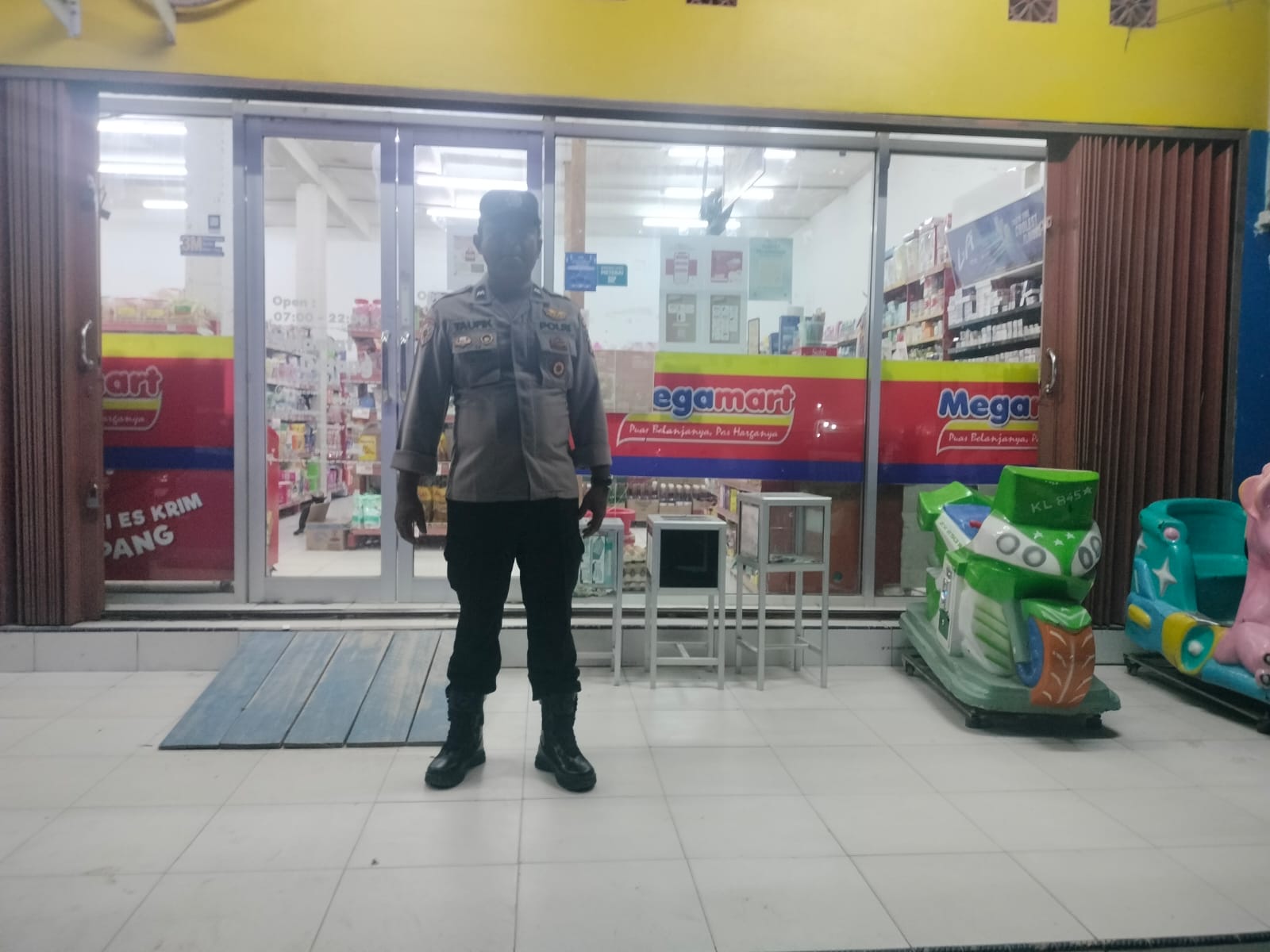 Piket Polsek Patroli kepertokoan diwilkum Polsek Sematu Jaya