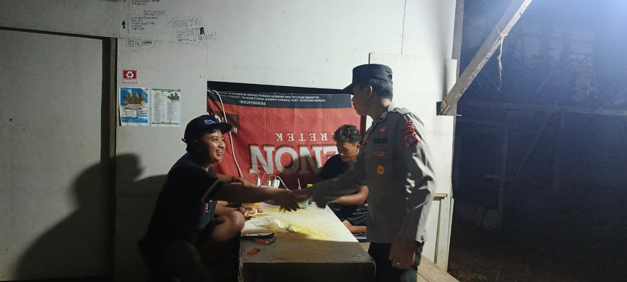 Piket Polsek Silaturahmi ke masyarakat yang sedang santai