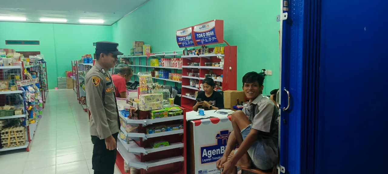 Dekat dengan Warga, Polsek Lamandau Sambangi Masyarakat yang Sedang Berbelanja