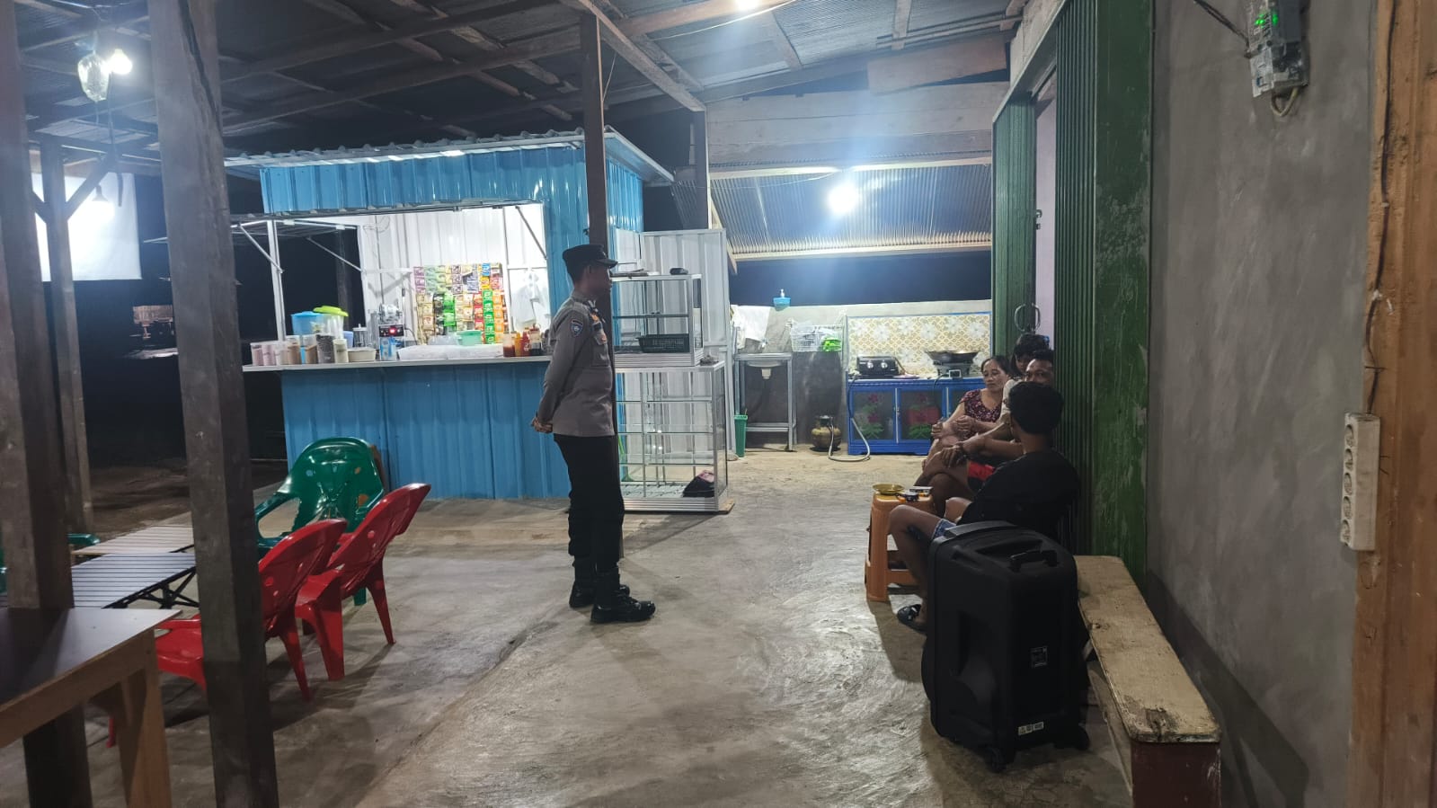 Piket Polsek Delang Sambangi Pedagang, Jalin Kedekatan dengan Masyarakat