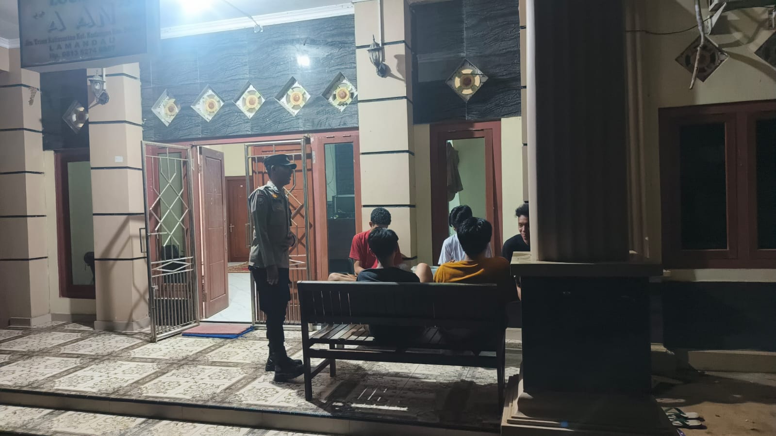 Personel Polsek Delang Sambangi Remaja yang Nongkrong, Berikan Sosialisasi Tentang Kenakalan Remaja