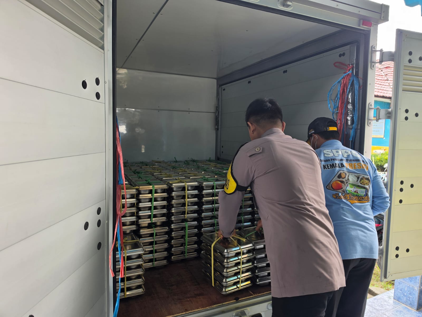 Bhabinkamtibmas Desa Hampalit Dampingi Distribusi MBG di SMKN 1 Kasongan