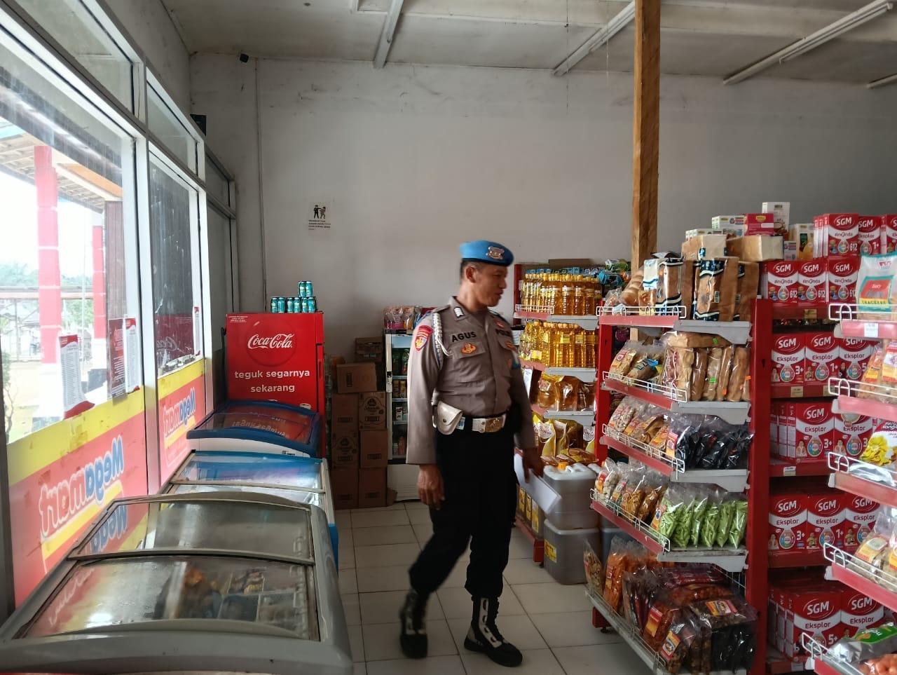 Anggota Polsek Sematu Jaya yang di pimpin langsung, Brigpol Gatot melaksanakan patroli dialogis di Megamart Kecamatan Sematu Jaya guna memelihara sitkamtibmas di wilayah Hukum Polsek Sematu Jaya